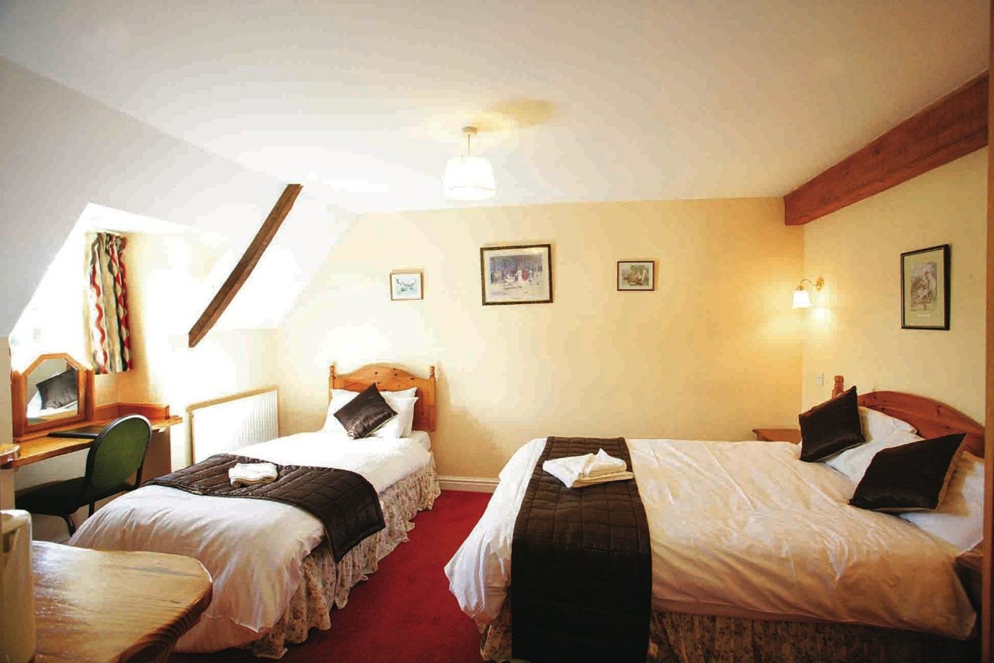 Malt House Hotel Бъркли Стая снимка